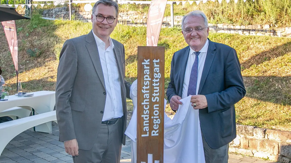 foto: Roberto Bulgrin
10. 07. 2026
Esslingen, Mettingen, Weinsicht Teamwerk, 20 Jahre Landschaftspark Region Stuttgart - zu einem Festakt wird eine Stele enthüllt.
links: Alexander Lahl (Regionaldirektor, Verband Region Stuttgart) und
Rainer Wieland (Verbandsvorsitzender)