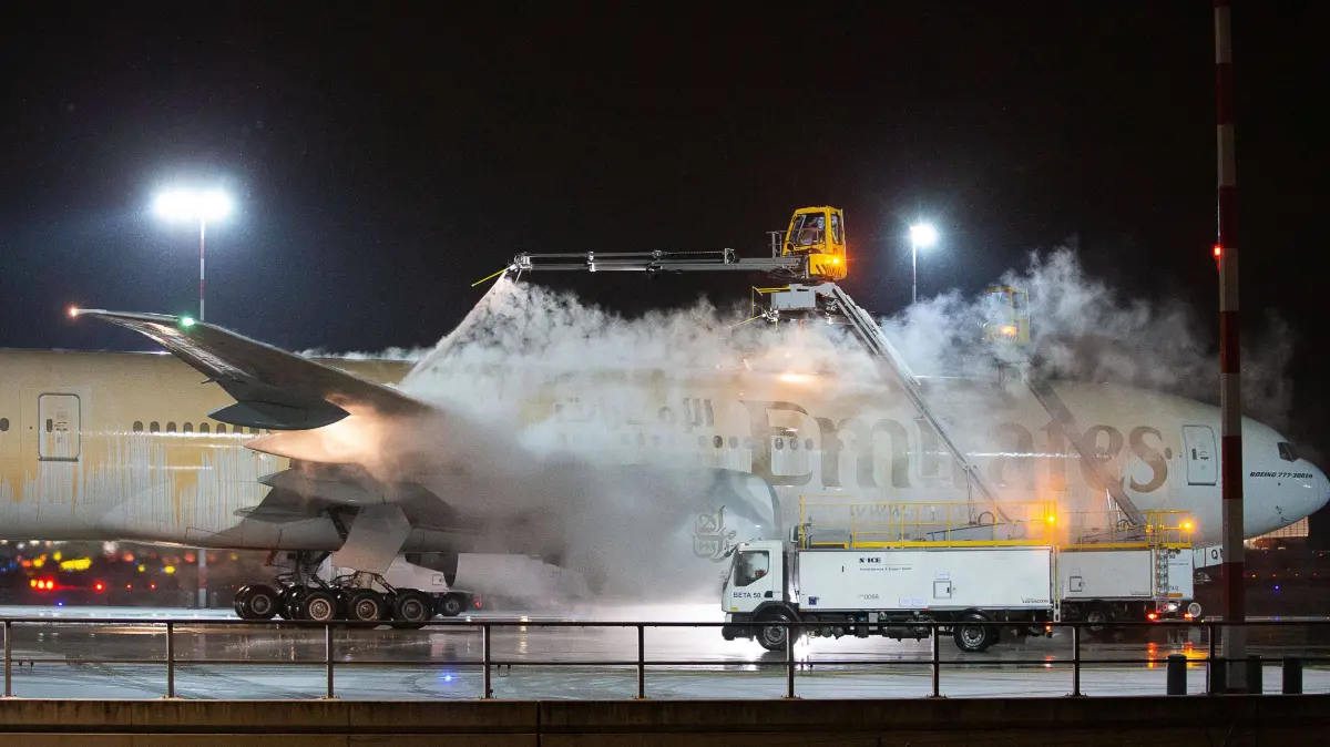 Das Enteisen deines Flugzeuges ist sehr wichtig, damit die Steuerelemente nicht einfrieren können Die Flugzeugenteisung ist ein Vorgang, bei dem ein Flugzeug von Eis und Schnee befreit wird. Die Enteisung ist aus Sicherheitsgründen erforderlich, denn Eis und Schnee erhöhen das Flugzeuggewicht und beeinflussen die Aerodynamik ungünstig (Archivbild).