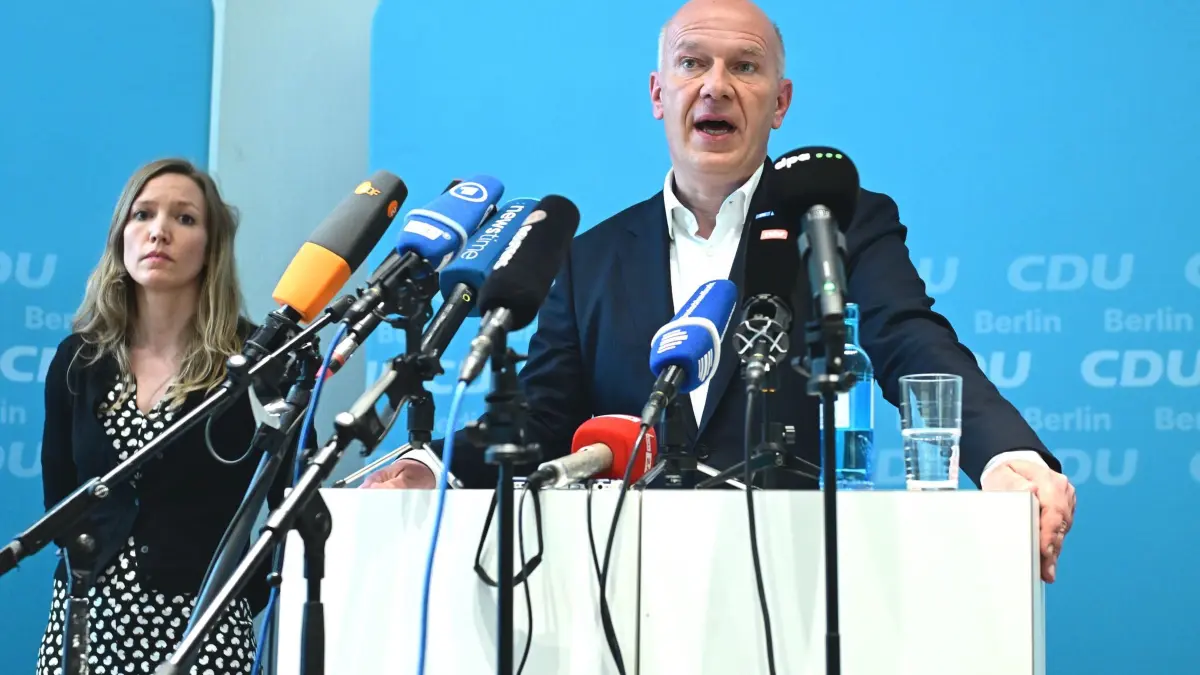 Pressetermin des Landesvorsitzenden der CDU Berlin: 10.07.2026, Berlin: Berlins Regierender Bürgermeister Kai Wegner (CDU) spricht bei einem Pressetermin der CDU-Berlin, bei dem er bekannt gibt, nicht mehr als CDU-Spitzenkandidat für die Abgeordnetenhauswahl im September antreten wird. Foto: Fabian Sommer/dpa +++ dpa-Bildfunk +++