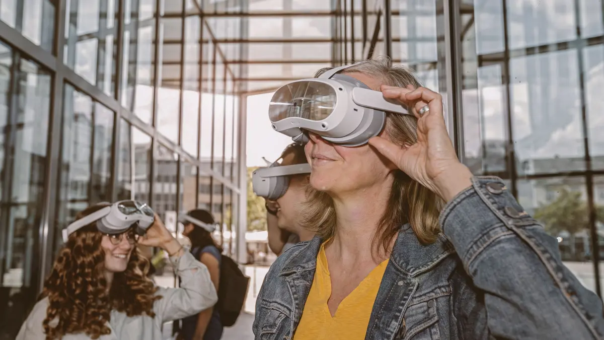 Der Virtual-Reality-Rundgang "Treverer Code" lässt die antike Stadt wieder lebendig werden. Teilnehmer machen sich mit einem Gästeführer auf den Weg durch Trier an der Mosel – und mit einer VR-Brille. Unterwegs setzen sie an verschiedenen Stationen, wie der Viehmarkt-Therme, die Brille auf und reisen durch tausend Jahre Geschichte.