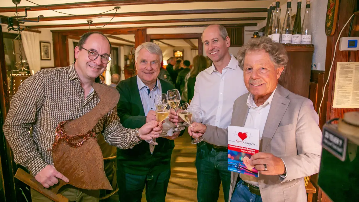 foto: Roberto Bulgrin
02. 02. 2026
Esslingen, Benefizveranstaltung der Weinstube Eißele. Der Erloes geht an den Foerderverein Herzklopfen
vl: Bruno Eiwen (Weinsube Eissele), Otto Huissel, Prof. Dr. Tilman Dahme, Wolfgang Haussmann (alle drei Herzklopfen)