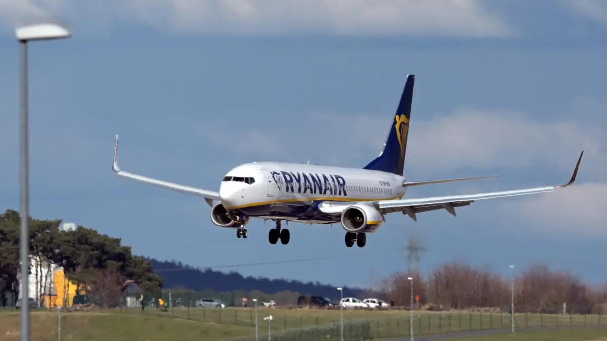 Flieger von Ryanair: ARCHIV - 03.04.2021, Brandenburg, Schönefeld: Eine Boeing 737-8AS der Fluggesellschaft Ryanair aus Fuerteventura (Spanien) kommend ist im Landeanflug am Flughafen Berlin Brandenburg "Willy Brandt". Eine andere Ryanair-Maschine des gleichen Typs, die auf dem Weg von Thessaloniki nach Süddeutschland war, ist nach einem Zwischenfall kurz nach dem Start zum Flughafen zurückgekehrt. (Zu dpa «Fenster bricht - Ryanair-Maschine nach Memmingen kehrt um») Foto: Soeren Stache/dpa-Zentralbild/dpa +++ dpa-Bildfunk +++