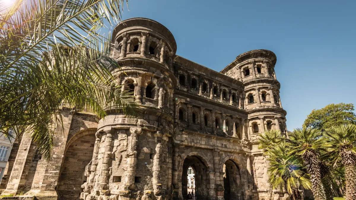 Die Porta Nigra, das Wahrzeichen der Stadt Trier ist seit 1986 Teil des UNESCO-Welterbes. Das frühere römische Stadttor wurde ab 170 n. Chr. errichtet und ist das am besten erhaltene römische Stadttor Deutschlands. Der aus dem Mittelalter stammende Name der Porta Nigra wurde wohl von der dunklen Färbung des Stadttors abgeleitet, der durch die Verwitterung des Kordeler Sandsteins entstand.