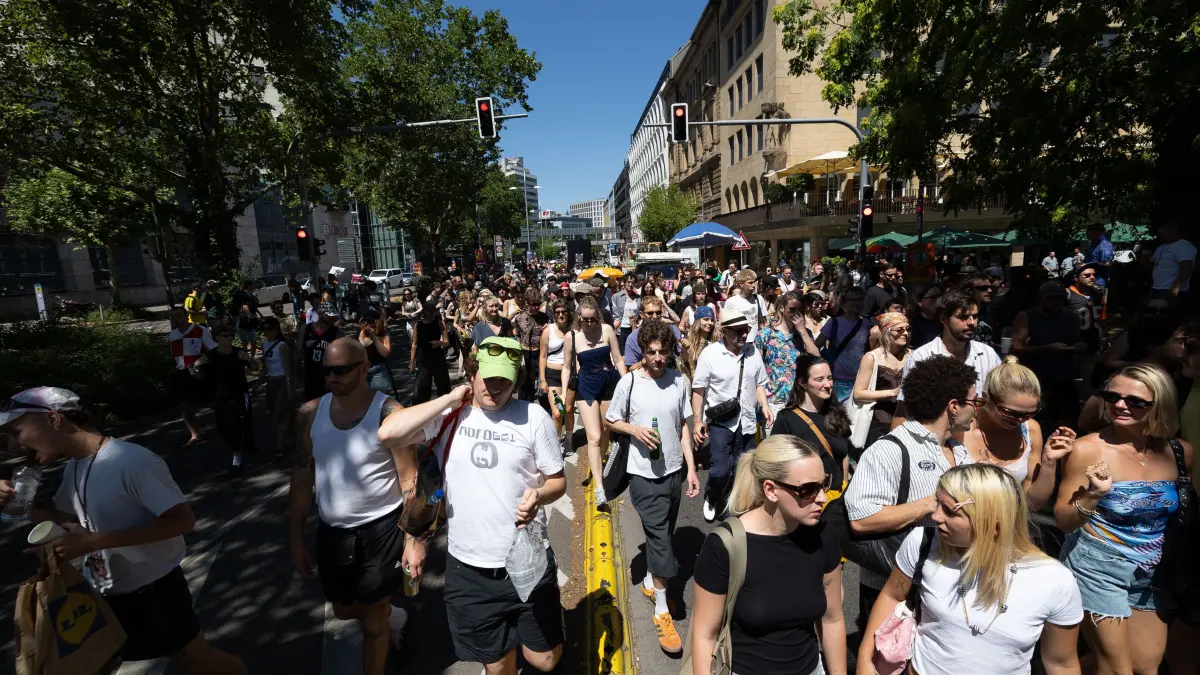 Tanzdemo Stuttgart: Unter dem Motto Tanz Demo Stuttgart ziehen hunderte Raver zu lauter Musik durch die Stuttgarter Innenstadt.