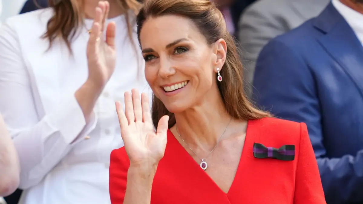 Wimbledon: 11.07.2026, Großbritannien, London: Tennis: Grand Slam - Wimbledon, Einzel, Frauen, Finale, Muchova (Tschechien) - Noskova (Tschechien). Prinzessin Kate winkt in der königlichen Loge. Foto: Adam Davy/PA Wire/dpa - ACHTUNG: Nur zur redaktionellen Verwendung und nur mit vollständiger Nennung des vorstehenden Credits +++ dpa-Bildfunk +++