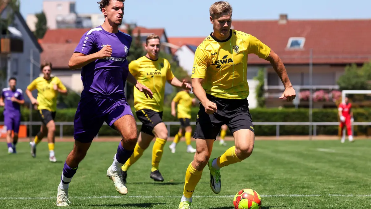 Fußball SV Leonberg/Eltingen vs. TSV Bernhausen : BAU // 11.07.2026, Deutschland, Leonberg, Fußball Freundschaftsspiel, Landesliga Staffel 1,
SV Leonberg/Eltingen vs. TSV Bernhausen, v.l. Luca Vlasic (TSV), Finley Strahl (Leonberg)