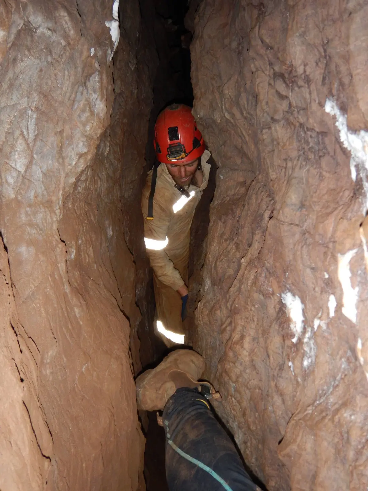 Ein Forscher bei der Untersuchung der Rising Star cave im November 2021.