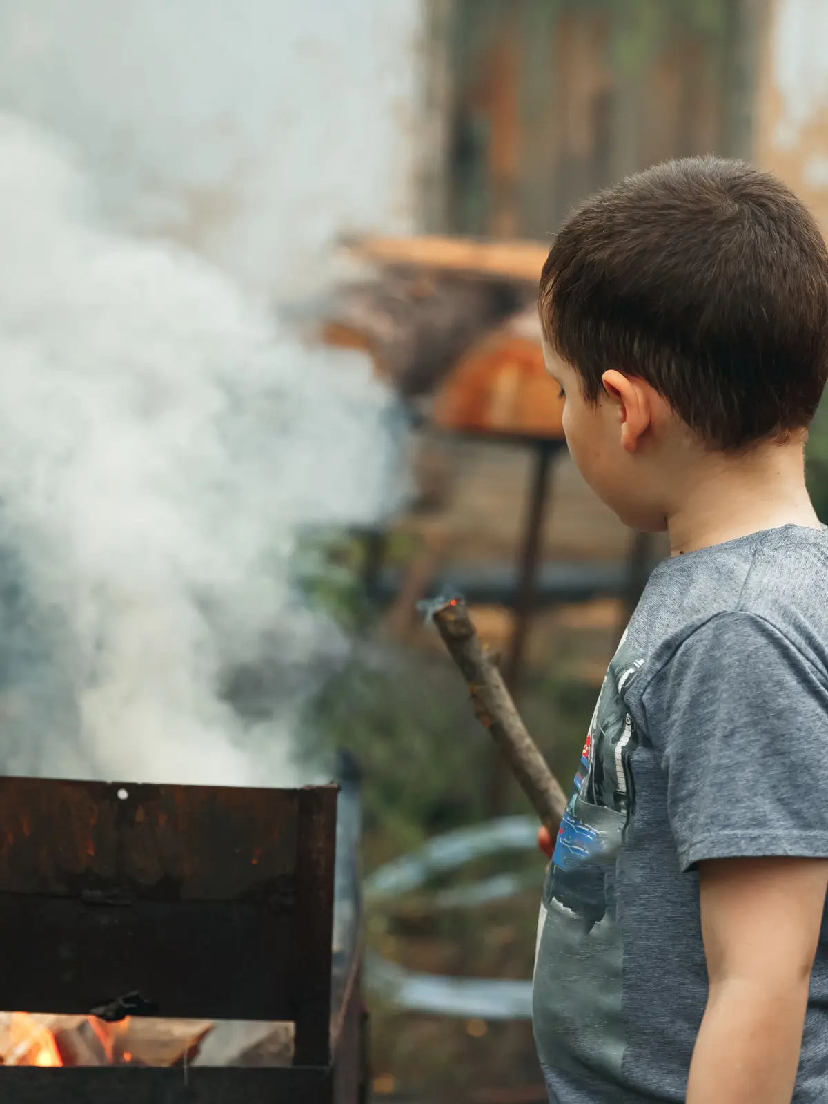 Kinder haben in unmittelbarer Nähe eines offenen Grills nichts zu suchen.