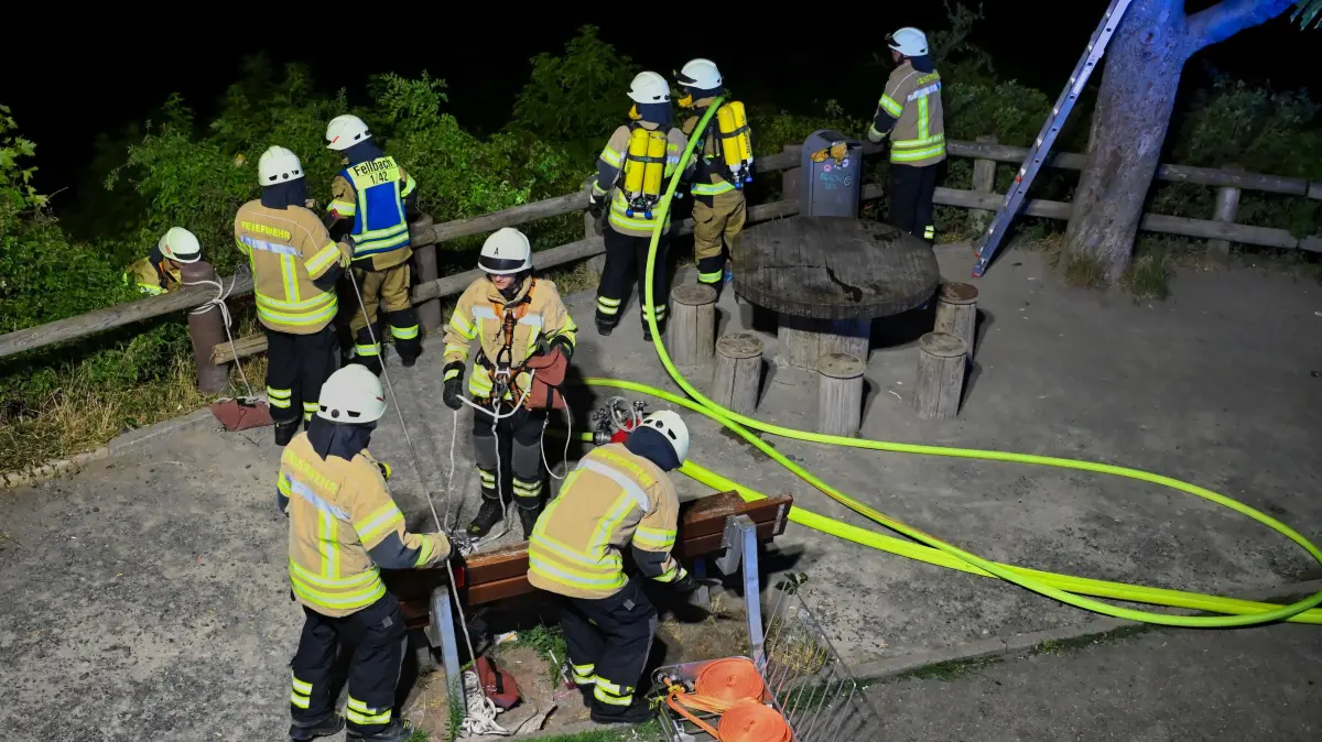 Die Fellbacher Feuerwehrkräfte bei ihrem nächtlichen Einsatz auf dem Kappelberg.
