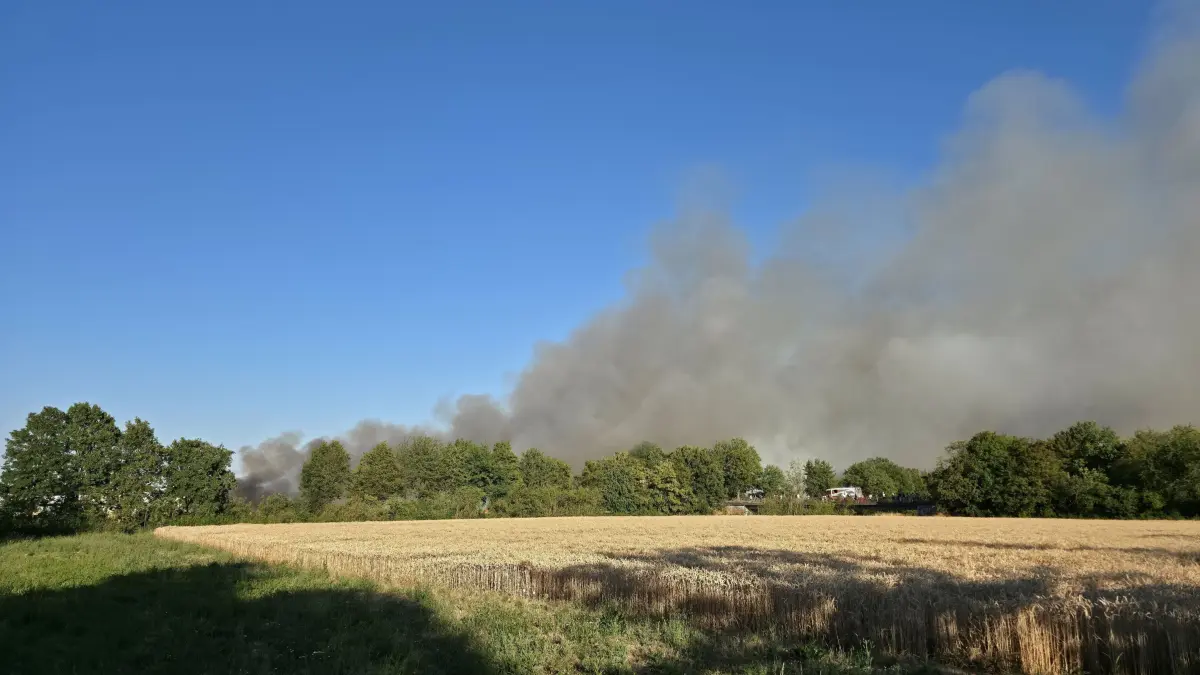 Boeblingen: Grosser Feldbrand fordert Feuerwehr - Flammen Bilder: FW Boeblingen: Grosser Flaechenbrand auf Getreidefeldern<br />
Boeblingen (ots)<br />
<br />
Die Feuerwehr Boeblingen wurde am Sonntagabend gegen 19.20 Uhr zu einem Flaechenbrand an der B464 zwischen Boeblingen und Dagersheim alarmiert. Bereits auf der Anfahrt bestaetigte sich das Lagebild aufgrund einer massiven Rauchentwicklung, sodass das Alarmstichwort erhoeht wurde. Es brannten mehrere noch nicht abgeerntete Getreidefelder auf einer Flaeche von rund vier Hektar. Neben der Feuerwehr Boeblingen, die mit zahlreichen Kraeften und wasserfuehrenden Fahrzeugen im Einsatz war, unterstuetzten auch die Feuerwehr Sindelfingen sowie die Fuehrungsgruppe des Landkreises die Einsatzmassnahmen. Auch Kreisbrandmeister Martin Amler war vor Ort.<br />
<br />
Die Einsatzkraefte leiteten mit mehreren Strahlrohren umgehend einen umfassenden Loeschangriff ein, der von verschiedenen Seiten vorgetragen wurde. Oertliche Landwirte unterstuetzten die Massnahmen, indem sie eine Schneise zwischen dem Brandbereich und den noch nicht betroffenen Feldern zogen. Durch die Drohnengruppe der Feuerwehr Boeblingen konnte schnell ein Lagebild aus der Luft erstellt werden, das die Einsatzleitung bei der Erkundung und Festlegung der Massnahmen unterstuetzte. In einem eigenen Einsatzabschnitt wurden Messfahrten in der naeheren Umgebung durchgefuehrt, die keine Auffaelligkeiten ergaben.<br />
<br />
Im Einsatz war auch der gelaendegaengige Zug der Feuerwehr Boeblingen, der speziell fuer Einsaetze auf unbefestigtem Gelaende konzipiert ist. Dazu zaehlt unter anderem ein Utility Task Vehicle mit Aufbau Kleinloeschfahrzeug sowie ein Geraetewagen Transport mit Loeschmodul auf Unimog-Basis. Dadurch konnten Loeschmassnahmen direkt auf den betroffenen Flaechen effektiv durchgefuehrt werden.<br />
<br />
Nach rund einer Stunde konnte "Feuer aus" gemeldet werden. Umfangreiche Nachloescharbeiten schlossen sich an. Die abgebrannte Flaeche wurde anschliessend durch oertliche Landwirte umgepfluegt. Verletzt wurde niemand. Im Einsatz befanden sich rund 80 Feuerwehrangehoerige mit etwa 20 Fahrzeugen, der DRK-Ortsverein Boeblingen zur Absicherung der Einsatzkraefte sowie die Polizei mit mehreren Streifenwagenbesatzungen.h Nachloescharbeiten durch, um verbliebene Glutnester abzuloeschen.
