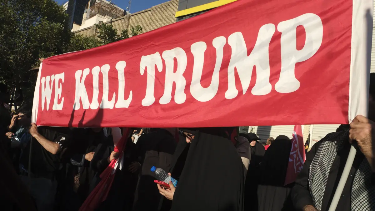 Beim Begräbniszug für Ali Chamenei in Mashhad wurde auch Banner wie dieses hochgehalten.
