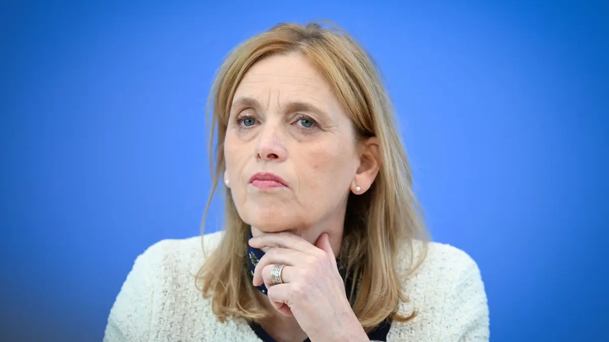 Familienministerin Karin Prien: ARCHIV - 15.06.2026, Berlin: Karin Prien (CDU), Bundesministerin für Bildung, Familie, Senioren, Frauen und Jugend, aufgenommen während einer Pressekonferenz über den nationalen Bericht "Bildung in Deutschland 2026“. (zu dpa: «Prien will Unterhaltsvorschuss nur bis zum 16. Geburtstag») Foto: Soeren Stache/dpa +++ dpa-Bildfunk +++