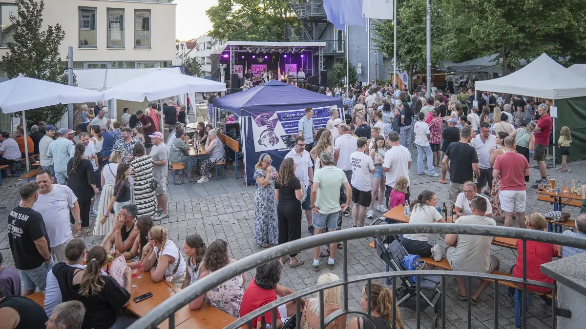 Saalplatz: Korntal Münchingen - Korntaler Sommer rund um den Saalplatz. 17 Uhr Eröffnung und Bewirtung durch die Korntal-Münchinger
Vereine