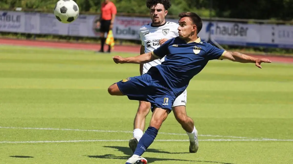 Patric Vaihinger (vo.) von der SKV Rutesheim, Leon Teller (TSV Heimsheim), Fußball, testspiel