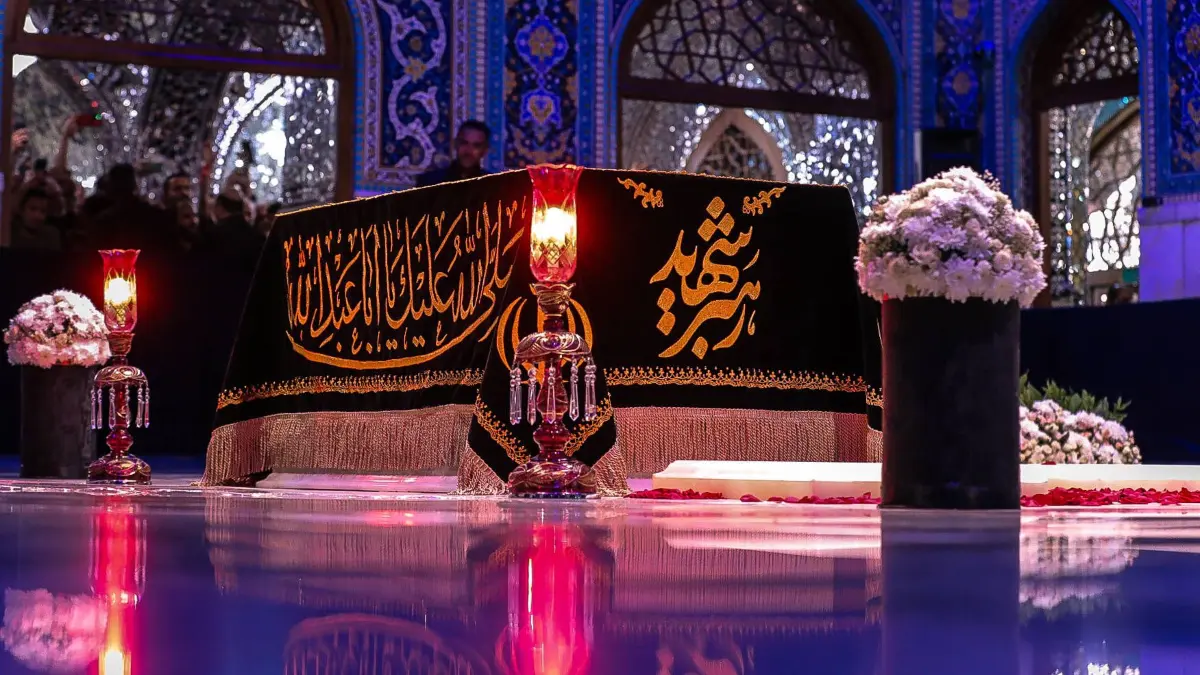 Nach seinem Tod durch den Luftangriff am 28. Februar folgte eine wochenlange Staatstrauer Ali Chamenei am 10. Juli im Imam-Resa-Schrein in seiner Heimatstadt Maschhad beigesetzt.
