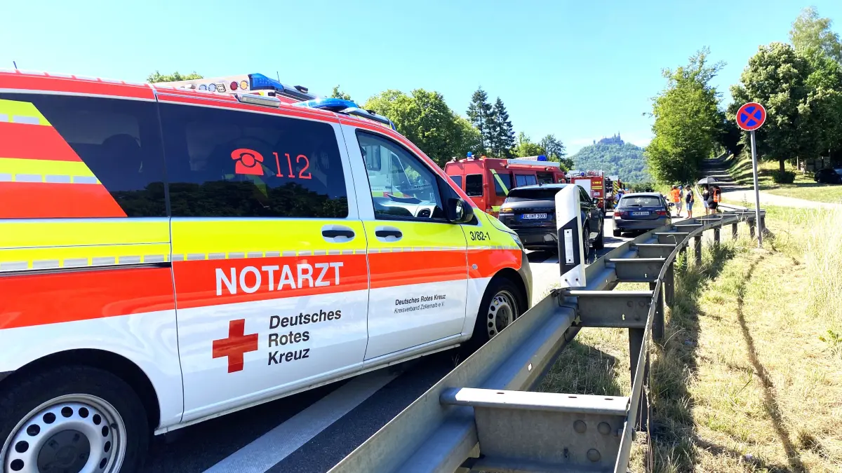 Ein Großaufgebot an Rettungskräften ist an der Unfallstelle bei Hechingen im Einsatz.