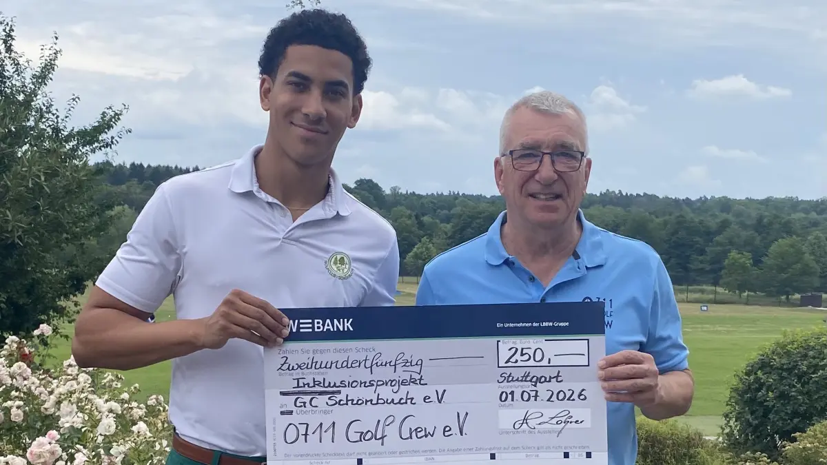 Dave Matanvi (links) vom Golfclub Schönbuch freut sich über den Spendenscheck der 0711 Golf Crew. Rechts Ekkehard Fauth, Vizepräsident der 0711 Golf Crew.
