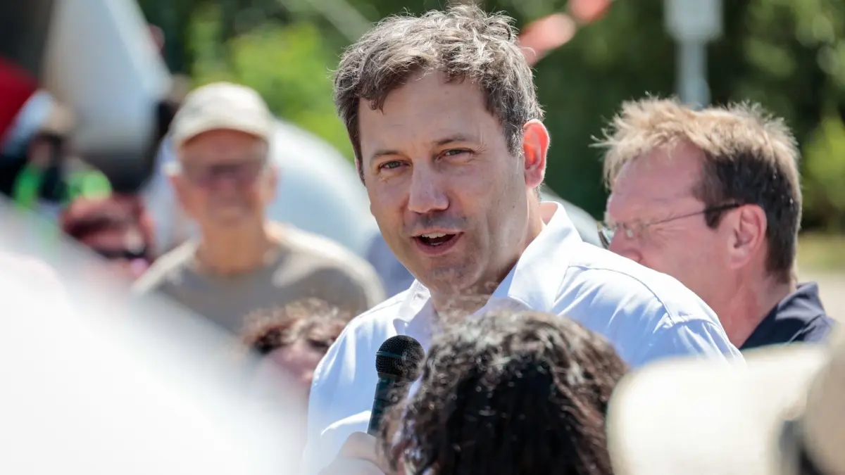 Sommerfest der SPD im Landkreis Verden: 12.07.2026, Niedersachsen, Verden/Aller: Der SPD-Vorsitzende Lars Klingbeil (M) spricht bei seinem Auftritt beim Sommerfest der SPD Verden. Am 13. September 2026 werden in Niedersachsen bei der Kommunalwahl zahlreiche Spitzenämter und Gremien neu besetzt. Foto: Focke Strangmann/dpa +++ dpa-Bildfunk +++