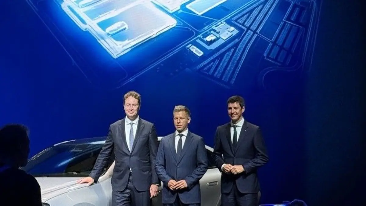 Ola Källenius, Peter Magyar, Michael Schiebe Mercedes-Benz Ungarn Kecskemét
