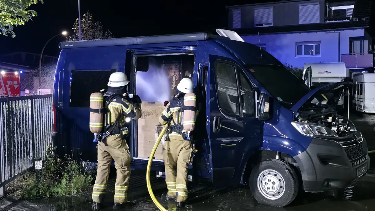 Am Spaeten Sonntagaben wurde die Feuerwehr Sindelfingen und der rettungsdienst gegen 23:48 Uhr in die Leonbegerstrasse nach Sindelfingen alarmiert, dort brannte ein Wohnmobil auf dem Gelaende eines Wohnmobilhaendler. Beim Eintreffen der Ersten Feuerwehr Kraefte bestaetigte sich die lage ein Wohnmobil stand in Vollbrand und ein weiteres war duch das Feuer stark gefaerdet. Die Feuerwehr konnte denn Brand rasch loeschen und so ein uebergreifen auf weitere Wohnmobile verhindern. Nach ersten Ermittlungen der Polizei in der Nacht geht diese von brandstieftung aus. Das Wohnmobil ist ein Totalschaden und am zweiten entstand Sachscahden. <br />
<br />
Die Feuerwehr Sindelfingen war mit 6 Fahrzeugen und ca.23 Einsatzkraeften im Einsatz, der Rettungsdienst und das Ehrenamt waren mit zwei Rettungswagen und zwei Fahrzeugen das DRK Ortsverein Maichingen mit 4 Fahrzeugen und 10 Eisnatzkraeften vor Ort und sicherten die Einsatzkraefte der Feuerwehr Sindelfgingen ab. Das Polizeirevier Sindelfingen hatte 3 Streifen und 6 Beamte im Einsatz.