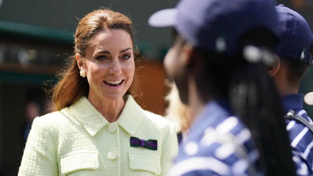 Wimbledon 2023: Kate, Prinzessin von Wales, spricht mit den Balljungen und -mädchen.