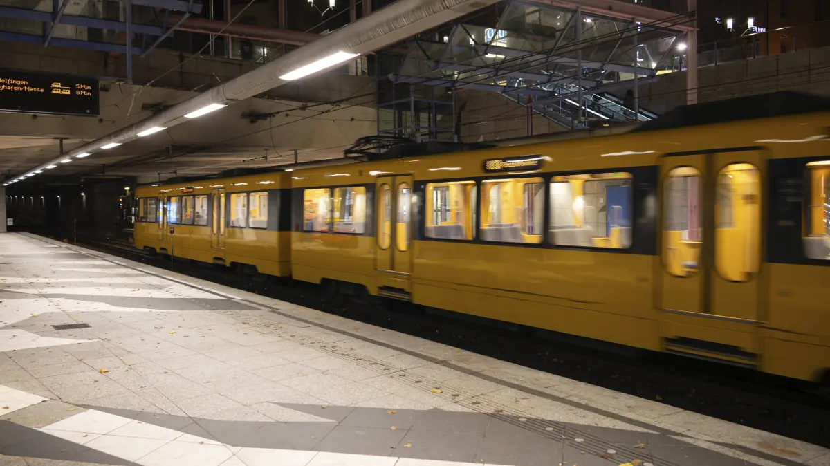 Unterirdisch einfahrende U-Bahn, Zug, Straßenbahn, U14, SSB, Stuttgarter Straßenbahnen, gelb, Bewegungseffekt, Bahnsteig, Haltestelle, Bahnhof Erwin-Geiger-Platz, ÖPNV, VVS, Verkehrsverbund Stuttgart, Baden-Württemberg, Stadtteil Feuerbach, Stuttgart, Baden-Württemberg, Deutschland Underground subway, train, tram, U14, SSB, Stuttgart trams, yellow, movement effect, platform, stop, Erwin-Geiger-Platz station, public transport, VVS, Stuttgart transport network, Baden-Württemberg, Feuerbach district, Stuttgart, Baden-Württemberg, Germany Copyright: imageBROKER/MichaelxWeber iblimw15462196.jpg Bitte beachten Sie die gesetzlichen Bestimmungen des deutschen Urheberrechtes hinsichtlich der Namensnennung des Fotografen im direkten Umfeld der Veröffentlichung