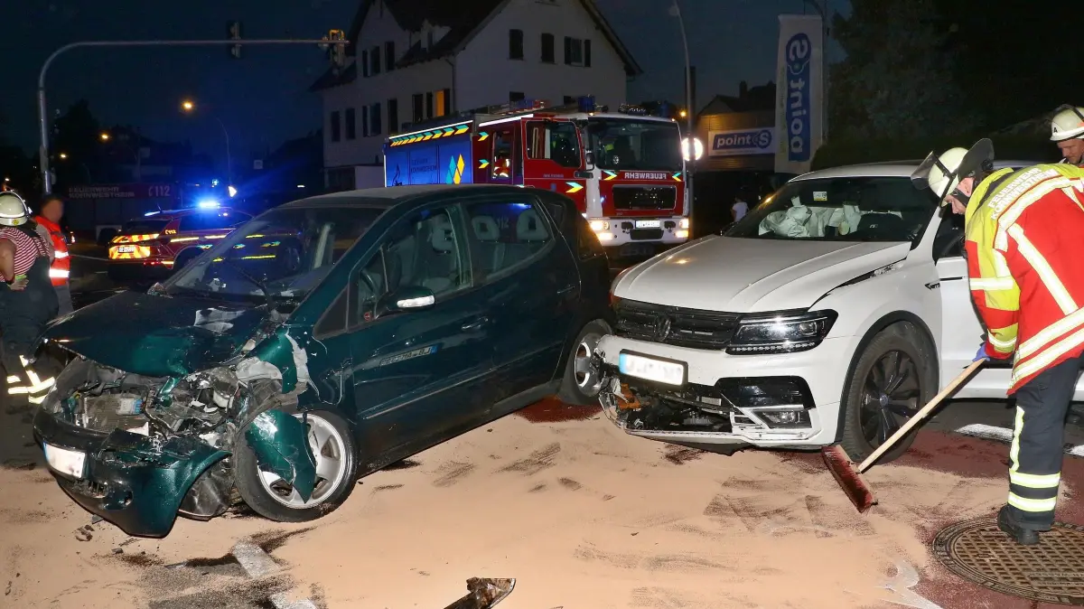 12.07.2026: Ein heftiger Zusammenstoß zweier Pkw forderte am Sonntagabend in Kornwestheim zwei Verletzte und hohen Sachschaden. Gegen 21:40 Uhr prallten im Kreuzungsbereich Ludwigsburger / Pflugfelder Straße eine ältere A-Klasse und ein VW-SUV aus bisher unbekannter Ursache zusammen. Nach Angaben der Einsatzleiters der Feuerwehr wurden zwei Personen verletzt und vom Rettungsdienst versorgt. Da zu Beginn unklar war ob Insassen eingeklemmt sind, fuhr die Freiwillige Feuerwehr Kornwestheim die Einsatzstelle mit dem Rüstzug an. Glücklicherweise konnten jedoch alle Personen die Pkw selbst verlassen. Daher beschränkte sich die Tätigkeit der Feuerwehr auf die Sicherstellung des Brandschutzes und das Abstreuen von Betriebsmittel. Die beiden nicht mehr fahrbereiten Unfallfahrzeuge mussten von Bergeunternehmen abgeschleppt werden.
Foto: KS-Images.de/Andreas Rometsch
