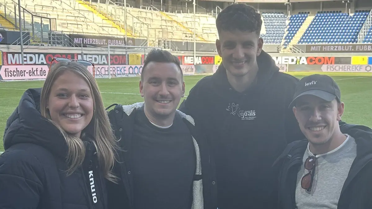 Home Of Goals: Patric Vaihinger (re.) mit Julia Hofmann (li.) und Daniel Elfadli (2.v.re.)