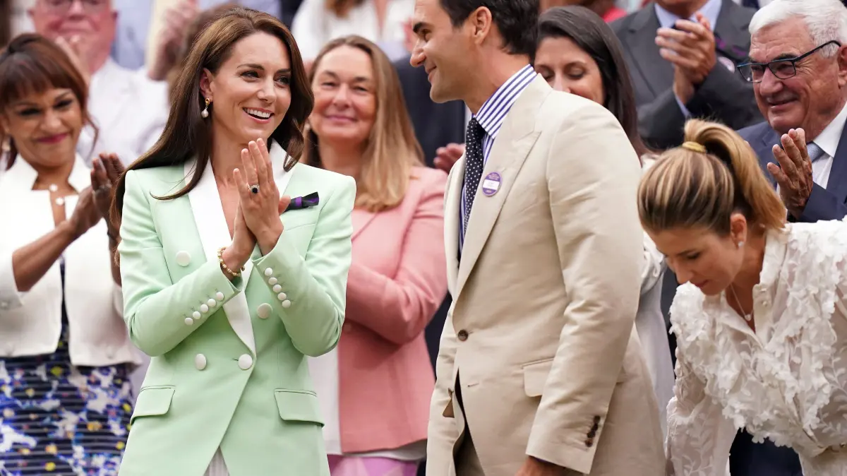 Wimbledon 2023: Prinzessin Kate (l-r), Roger Federer, ehemaliger Tennisprofi aus der Schweiz, und seine Frau Mirka Federer stehen in der königlichen Loge während des zweite Turniertages.
