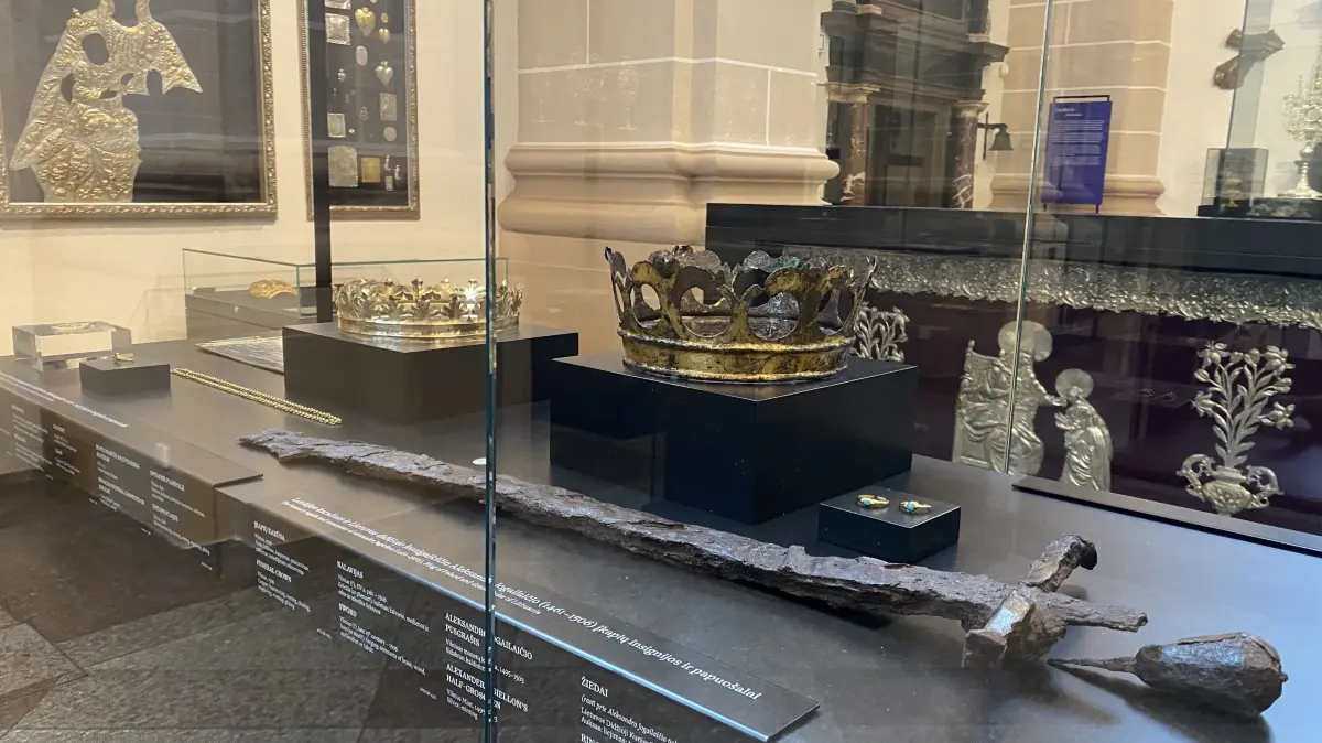 Die wiederentdeckten Kronen und Insignien von litauisch-polnischen und österreichischen Herrschern sind in einem Schaukasten im Museum des kirchlichen Erbes in Vilnius ausgestellt.