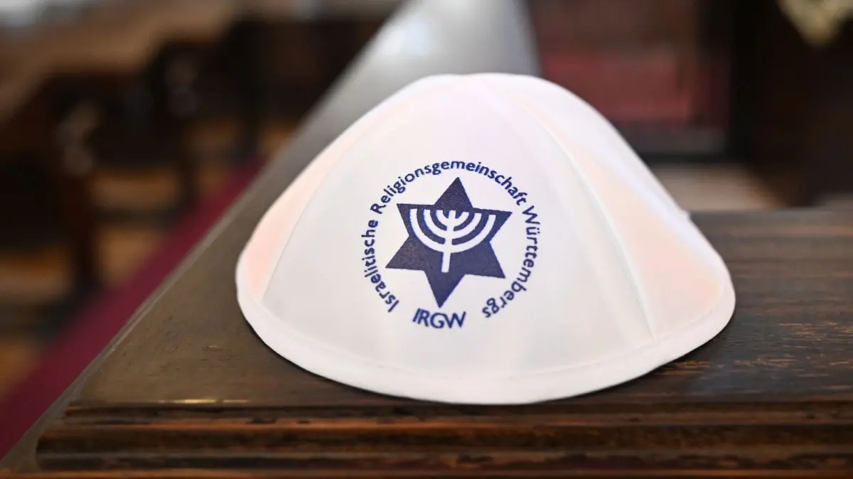 Jahresbericht antisemitische Vorfälle.: 13.07.2026, Baden-Württemberg, Stuttgart: Eine Kippa, eine traditionelle Kopfbedeckung für Juden, liegt in der Synagoge im Gemeindezentrum der israelitischen Religionsgemeinschaft Württemberg (gestellte Szene). Jüdinnen und Juden in Baden-Württemberg werden nach Einschätzung der Recherche- und Informationsstelle Antisemitismus (Rias) in ihrem Alltag regelmäßig angefeindet. Das geht aus dem ersten Jahresbericht der Meldestelle zu antisemitischen Vorfällen im vergangenen Jahr hervor. (zu dpa: «Bericht zeigt: Das erleben Juden im Südwesten im Alltag») Foto: Bernd Weißbrod/dpa +++ dpa-Bildfunk +++