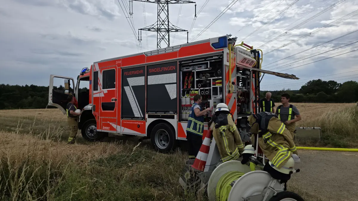 Am Monatgnachmittag gegen 15:50 Uhr wurde die Feuerwehr Sindelfingen und Boeblingen zu einem Gemeldent Feldbrand in Darmsheim im Bereich der Gartenfreunde Molte alarmiert. Beim Eintreffen der Feuerwehr stand ein Feld mit ca. 1.000 Quatratmeter in Vollbrand. Durch anwesende Landwirte wurden mit Traktor und Grubber eine Brandschneisen. So das sich der Brand nichtweiter ausbreiten konnte. Die Feuerwehren loeschten das Feld mit mehreren 1.000 Leiter Wasser ab. Die Polizei hat die Ermittlungen zur Brandursache aufgenommen. Der Sachaden der durch das Feuer entstand wird auf 6.000 € geschaetzt.