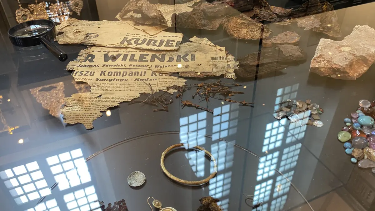 In einem Schaukasten im Museum des kirchlichen Erbes ist eine Zeitung aus dem Jahr 1939 ausgestellt, in der persönlicher Schmuck der Herrscher eingewickelt war.
