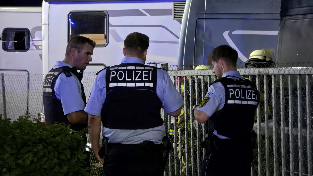 Am Spaeten Sonntagaben wurde die Feuerwehr Sindelfingen und der rettungsdienst gegen 23:48 Uhr in die Leonbegerstrasse nach Sindelfingen alarmiert, dort brannte ein Wohnmobil auf dem Gelaende eines Wohnmobilhaendler. Beim Eintreffen der Ersten Feuerwehr Kraefte bestaetigte sich die lage ein Wohnmobil stand in Vollbrand und ein weiteres war duch das Feuer stark gefaerdet. Die Feuerwehr konnte denn Brand rasch loeschen und so ein uebergreifen auf weitere Wohnmobile verhindern. Nach ersten Ermittlungen der Polizei in der Nacht geht diese von brandstieftung aus. Das Wohnmobil ist ein Totalschaden und am zweiten entstand Sachscahden. <br />
<br />
Die Feuerwehr Sindelfingen war mit 6 Fahrzeugen und ca.23 Einsatzkraeften im Einsatz, der Rettungsdienst und das Ehrenamt waren mit zwei Rettungswagen und zwei Fahrzeugen das DRK Ortsverein Maichingen mit 4 Fahrzeugen und 10 Eisnatzkraeften vor Ort und sicherten die Einsatzkraefte der Feuerwehr Sindelfgingen ab. Das Polizeirevier Sindelfingen hatte 3 Streifen und 6 Beamte im Einsatz.