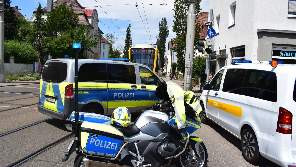 Am Montag Mittag gegen 13 Uhr kam es in der Freihofstrasse in Stuttgart-Stammheim zu einem Verkehrsunfall zwischen einem Audi und einem Motorrad, nach ersten erkenntnissen der Polizei befuer eine Motorradfahrer mit seinem Motorrad die Freihofstrasse in Richtung der Aspergerstrasse als ein Audi Fahrer aus der Hochdorferstrasse in die Freihofstrasse einbigen wollt uebersah er mutmasslich den Vorfahrtsbereichtigten Motorradfahrer infolge desen kollidirten bei Fahrzeuge miteinander und der Motorradfahrer stuerzte zu boden. Der rettungsdienst der mit einem Rettungswagen im Einsatz war brachte den Mototrradfahrer in ein Krankenhaus, zu den verletztungen konnte die Polizei noch keine Angaben machen. Der Audi Fahrer hat ein Schock. Fuer die Unfallaufnahme musste die Freihofstrasse vollgesperrt werden und es kam im Stadtbahnverkeher der U15 und im Busverkehr zu verspaetungen und ausfaellen. Der Sachschaden wir auf ca. 15.000 € beziffert.