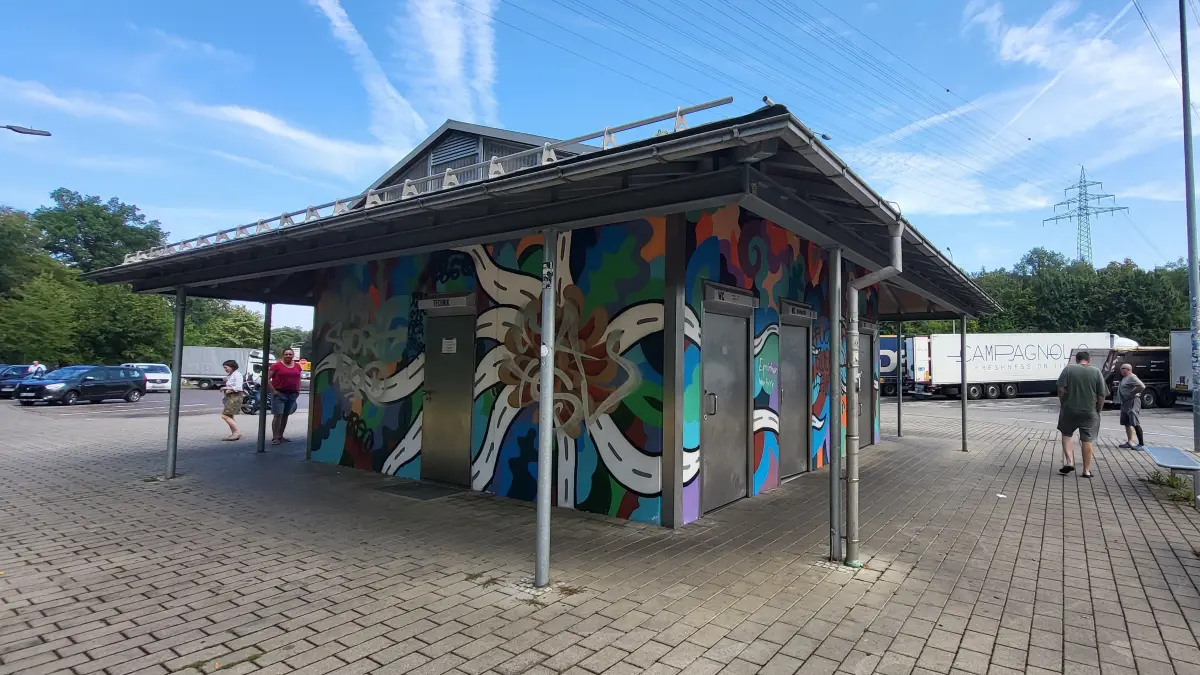 Der Rastplatz Im Rübholz an der A 8 Richtung München: Das Toilettenhäuschen fällt nicht nur durch überschmiertes Graffiti an der Fassade auf.