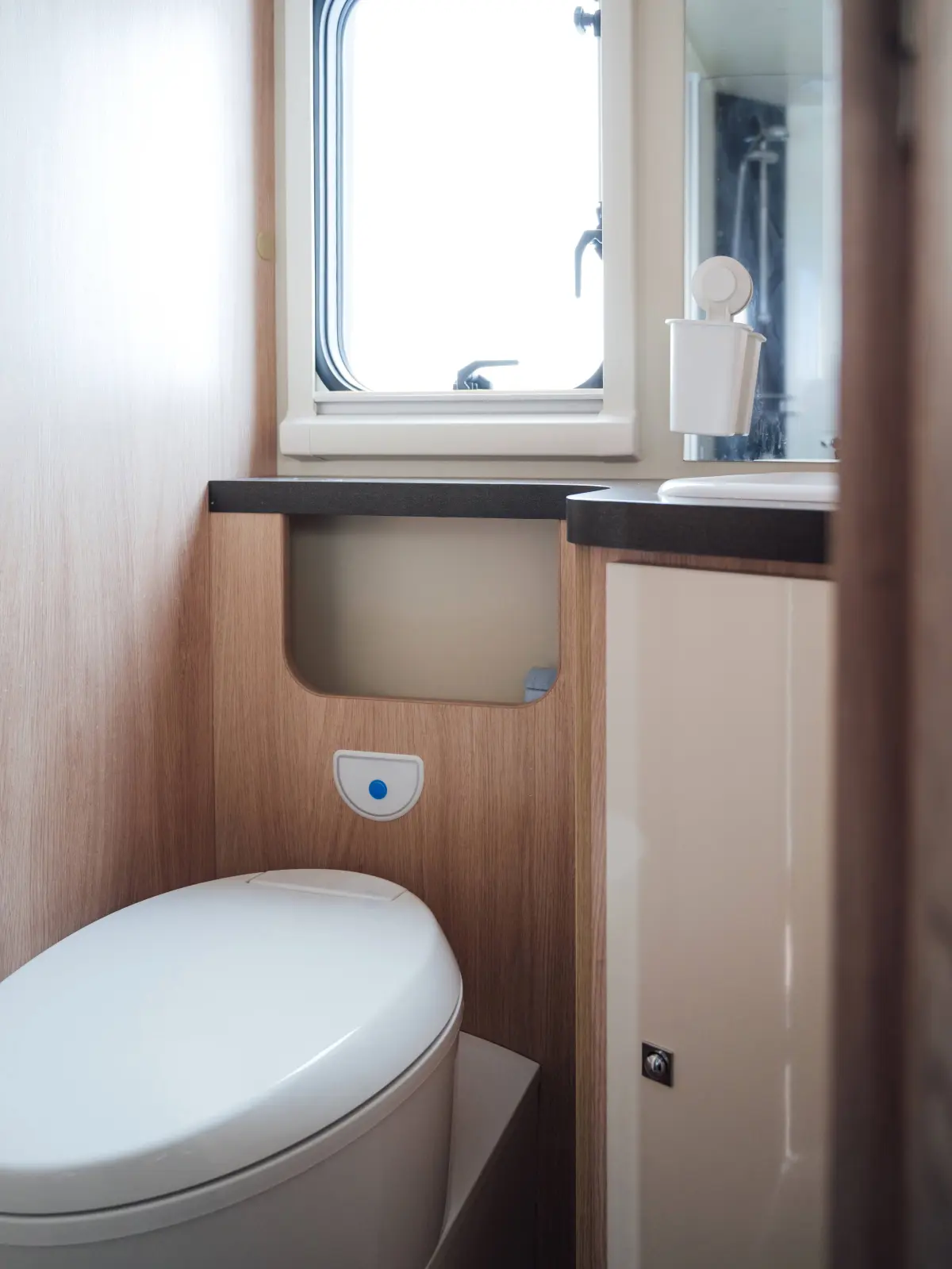 Glücklich der Mann/die Frau, der/die eine solche Wohnmobil-Toilette im Stau sein eigen nennen darf.