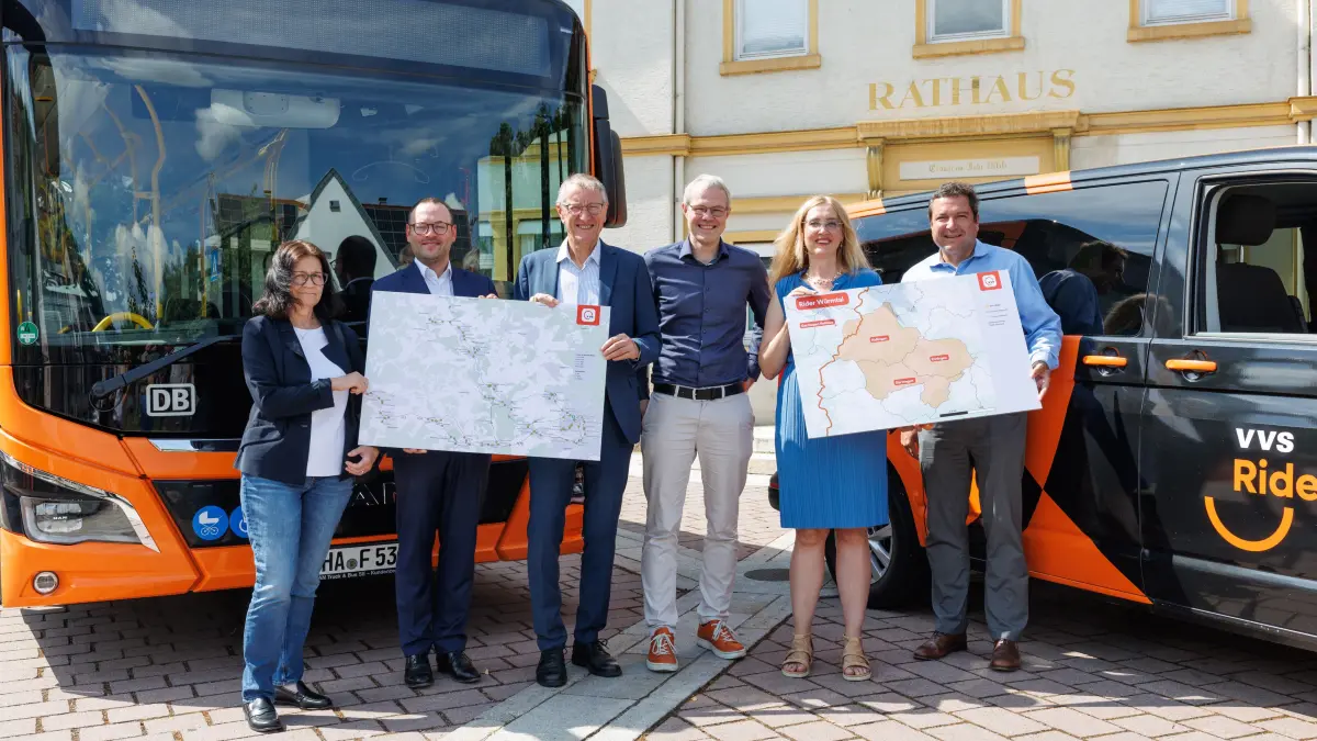 Aidlingen, Presstermin am Rathaus Adlingen: Neues Busnetz im Heckengäu mit VVS-Rider ab 1. Juli
