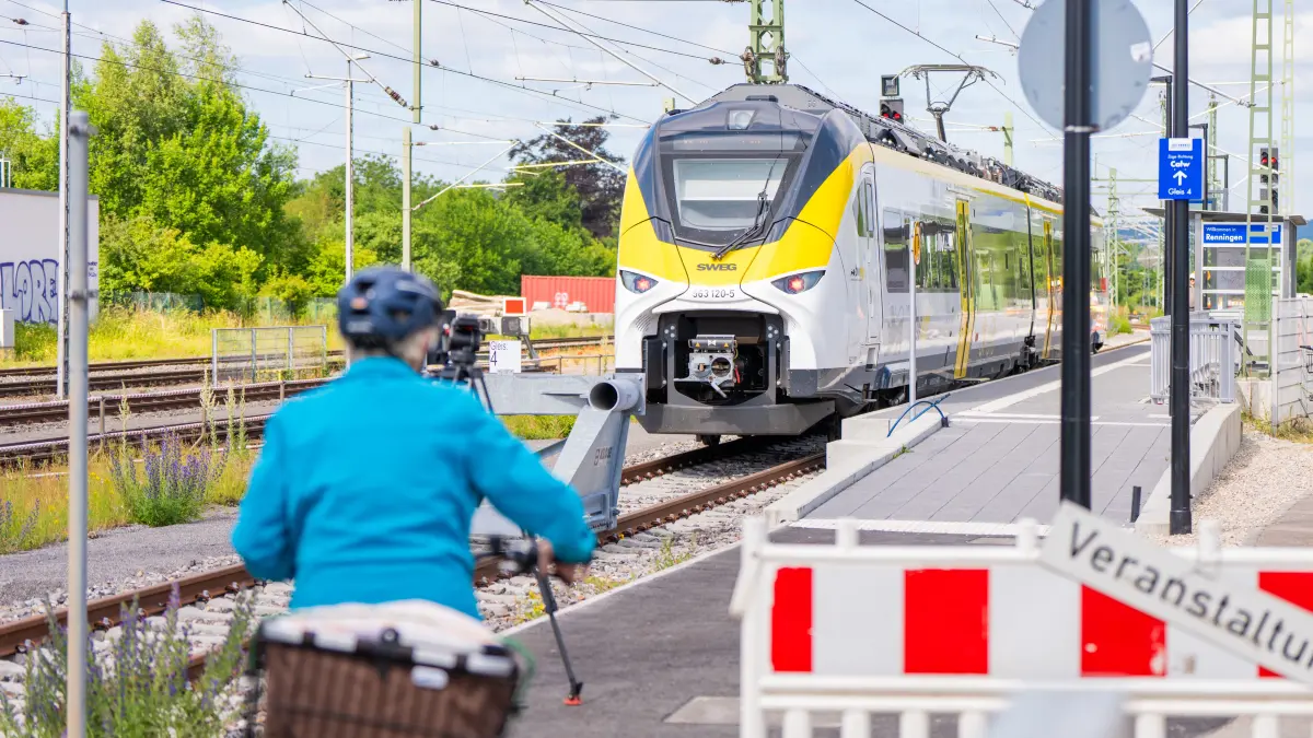 Zug der Hermann-Hesse-Bahn am Bahnhof von Renningen (Kreis Böblingen) am 15. Juni 2026, erster Betriebstag bis Renningen