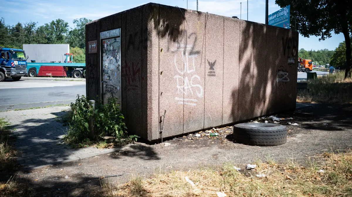 Fäkalien und Müll liegen hinter einem Toilettenhaus auf einem Autobahn-Rastplatz an der A3 bei Neu-Isenburg in Hessen.