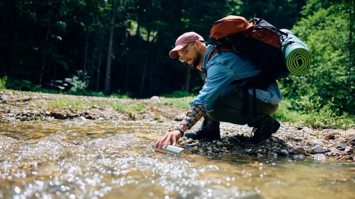 Wie ein Outdoor-Filter im Notfall oder beim Freistehen die Wasserversorgung sicherstellt und schwere Wasserflaschen ersetzt.