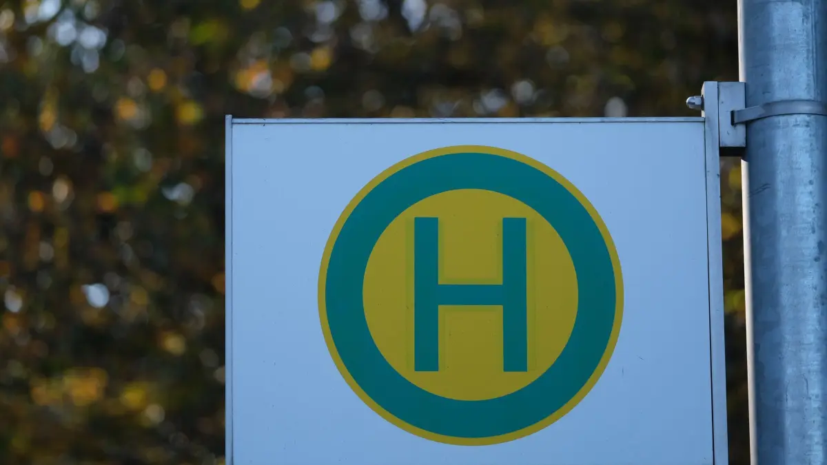 Bushaltestelle: ARCHIV - 04.11.2024, Baden-Württemberg, Stuttgart: Das Hinweisschild für eine Bushaltestelle hängt an der Haltestelle für einen Linienbus. (zu dpa: «Mann schlägt Fahrkartenkontrolleur mit Handy ins Gesicht») Foto: Bernd Weißbrod/dpa +++ dpa-Bildfunk +++