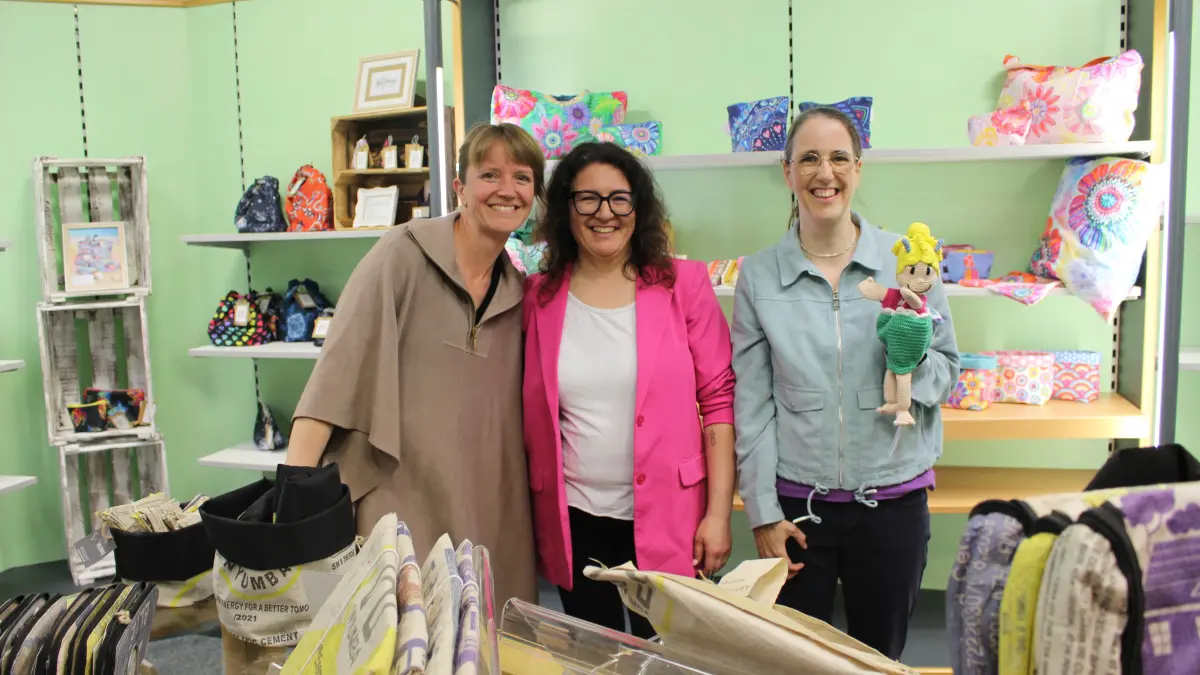 Freuen sich auf die Eröffnung des neuen Kreativ-Shops UnikatLE: die Gründerin Hatice Reith (Mitte) und die Künstlerinnen Sarah Ambani (links) und Daniela Schiffler