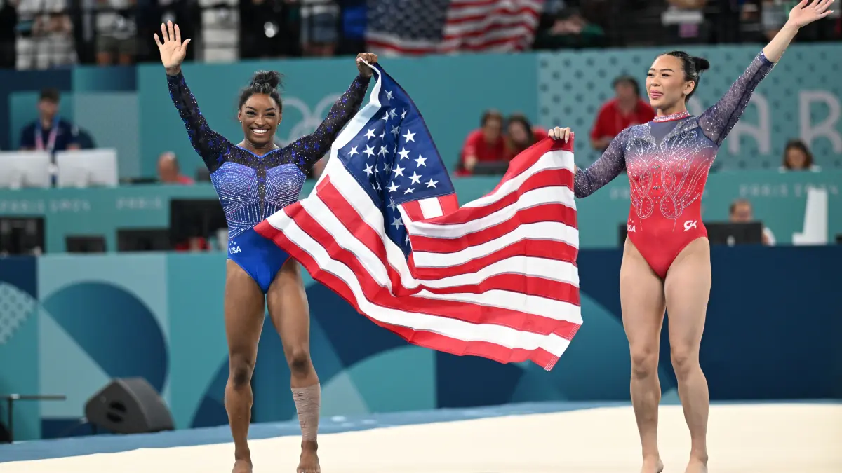 Sunisa Lee (r.) gemeinsam mit Simone Biles beim Mehrkampffinale bei den Olympischen Spielen in Paris.