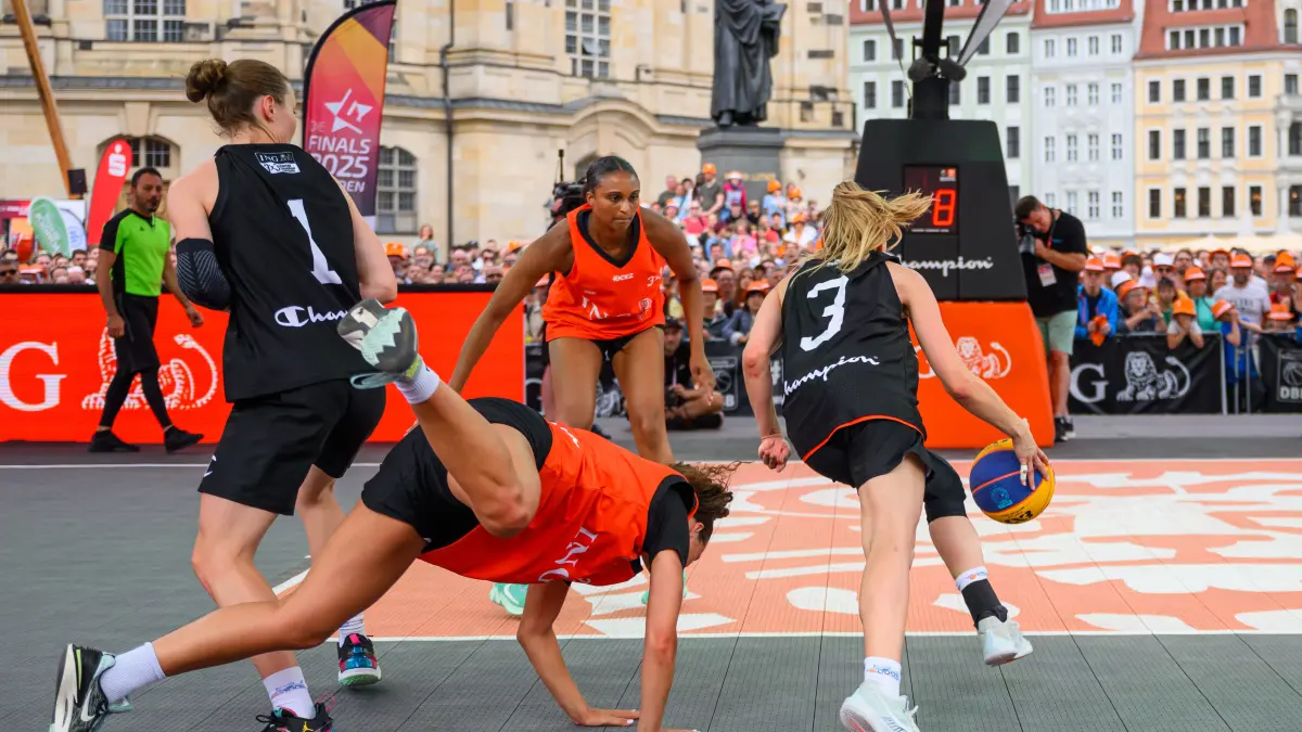 Spielerinnen von Birdgang (Orange) und Cross Cross Pass spielen im Finale 2025 um den Titel.