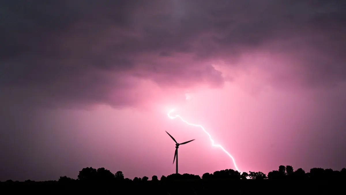 Unwetter in Niedersachsen: ARCHIV - 21.06.2026, Niedersachsen, Hannover: Ein Blitz schlägt am Morgen ein, als eine Gewitterfront über die Region Hannover und den Landkreis Hildesheim hinwegzieht. (zu dpa: ««So ein Chaos»: Hagel und Starkregen in Niedersachsen») Foto: Julian Stratenschulte/dpa +++ dpa-Bildfunk +++