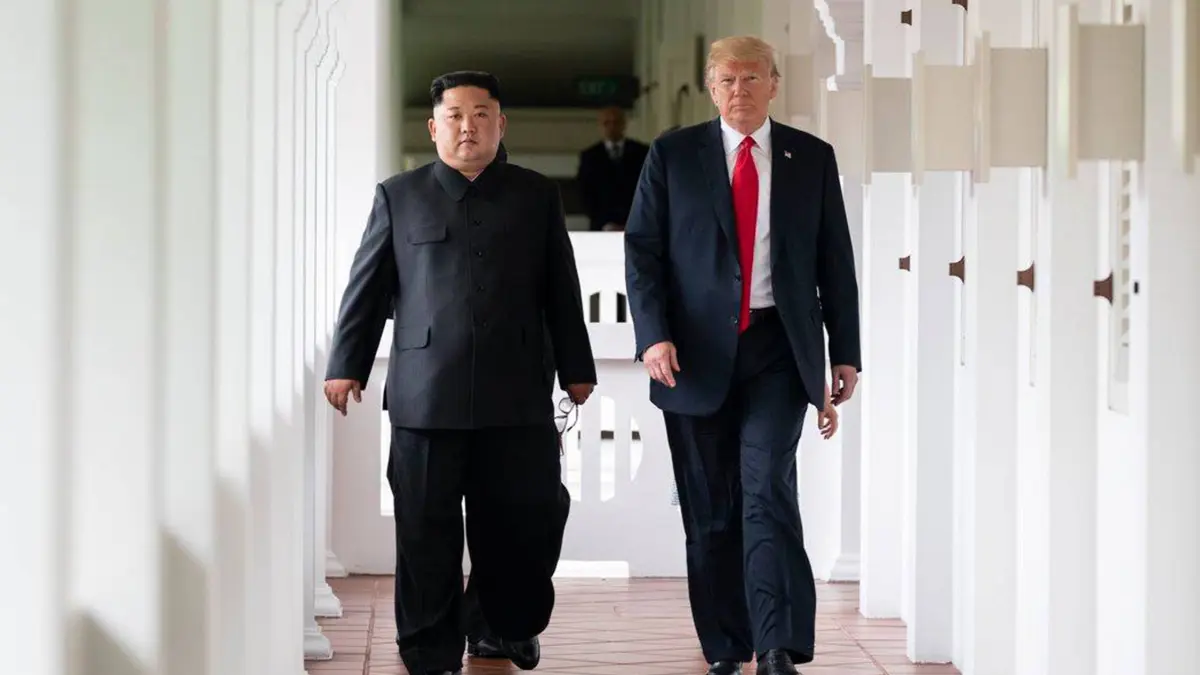 News Bilder des Tages U.S. President Donald Trump meets with North Korean leader Kim Jong Un on June 12, 2018, at Singapore s Capella Hotel in what is the first meeting between a sitting U.S. president and a North Korean leader. White House PUBLICATIONxINxGERxSUIxAUTxHUNxONLY WAX2018061202 SHEALAHxCRAIGHEAD