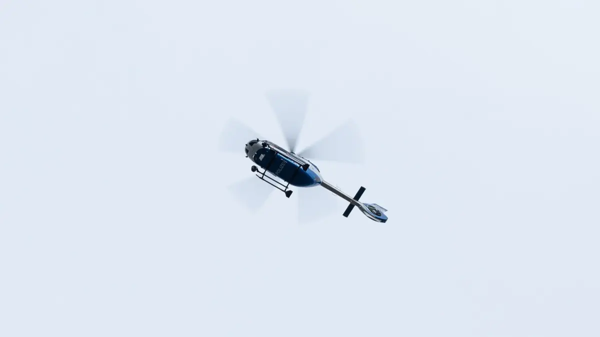 Polizeihubschrauber: ARCHIV - 14.01.2023, Baden-Württemberg, Freiburg im Breisgau: Ein Polizeihubschrauber im Einsatz. (zu dpa: «Großeinsatz nach Überfall auf Juwelier») Foto: Silas Stein/dpa +++ dpa-Bildfunk +++