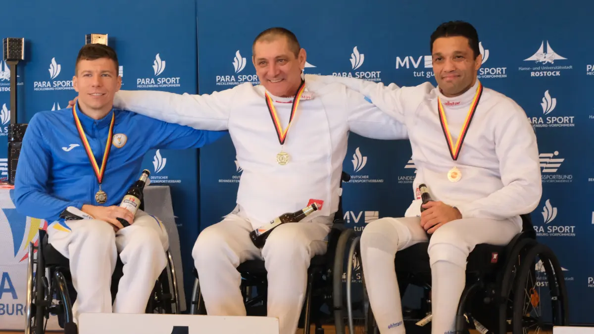SV-Rollstuhlfechter Serhii Shavkun (Mitte) glänzt in Rostock und gewinnt gleich drei Titel - links Serhii Sheptitskyi (Böblingen) und rechts Amin Tabsara (Paderborn).