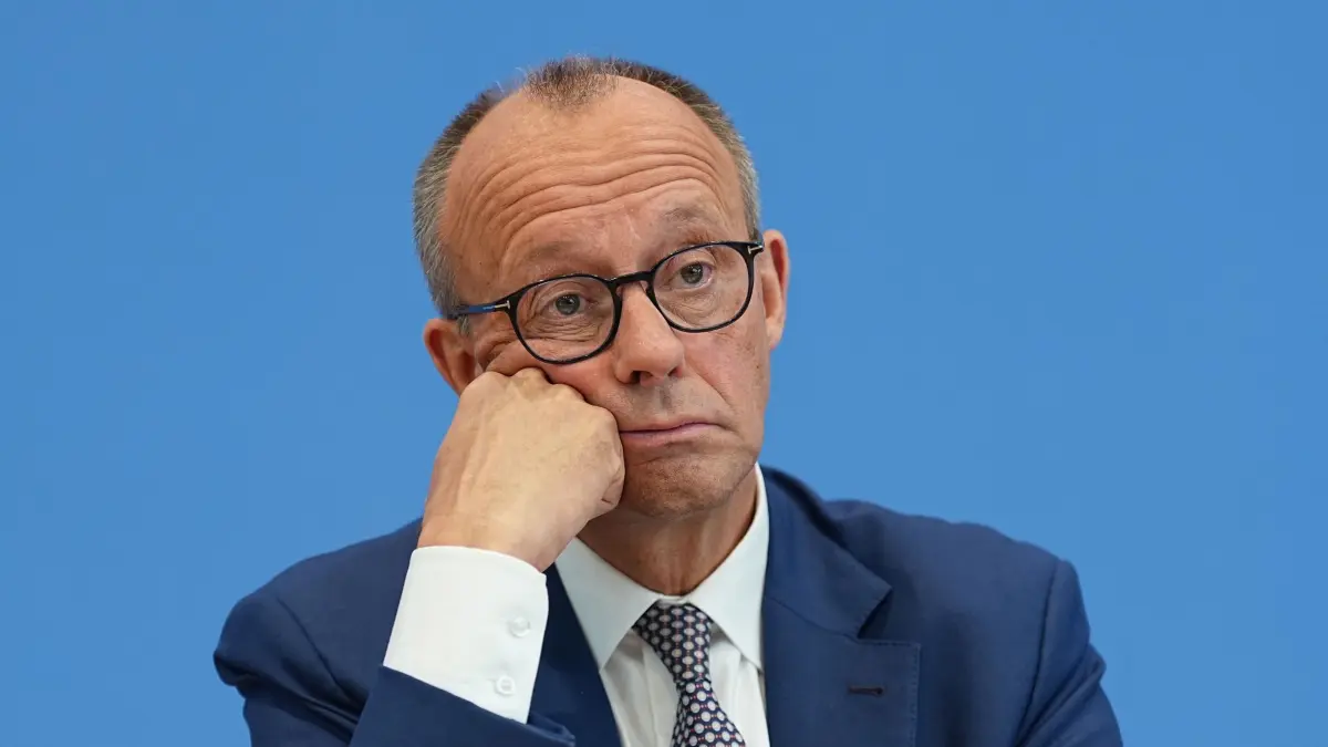 Friedrich Merz: ARCHIV - 18.07.2025, Berlin: Bundeskanzler Friedrich Merz (CDU) sitzt 2025 bei seiner Sommerpressekonferenz in der Bundespressekonferenz. Bei der traditionellen Sommerpressekonferenz kommt üblicherweise die ganze Bandbreite politischer Themen zur Sprache. (zu dpa: «Klare Mehrheit sieht Regierung durch Reformkurs nicht gestärkt») Foto: Michael Kappeler/dpa +++ dpa-Bildfunk +++
